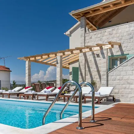 Luxury Mia Bella With Pool Villa